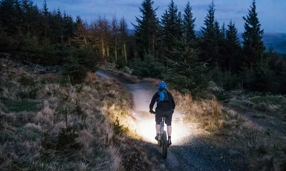 How to Choose a Bike Light for Night Riding?